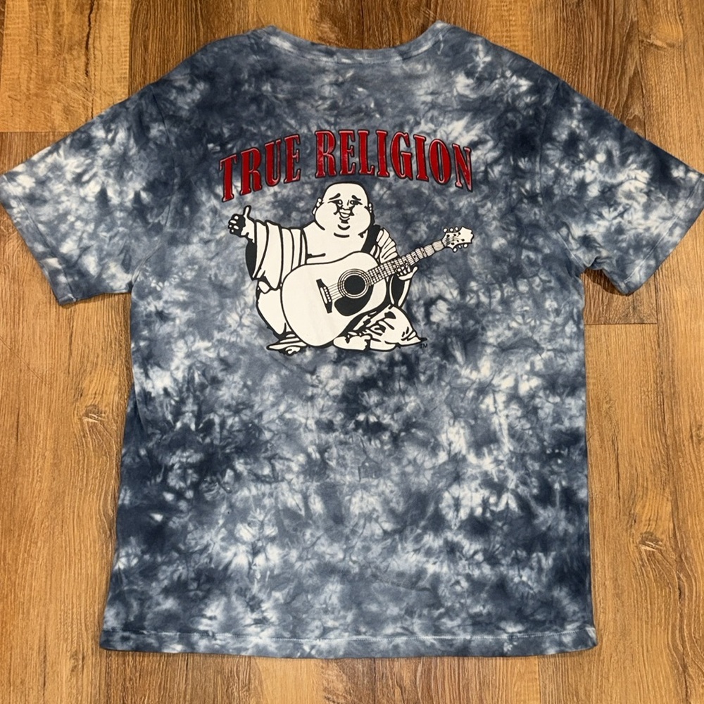 TRUE RELIGION Men's Tie-Dye Guitarist Buddha & Horseshoe Logo T-Shirt. (Size: M)